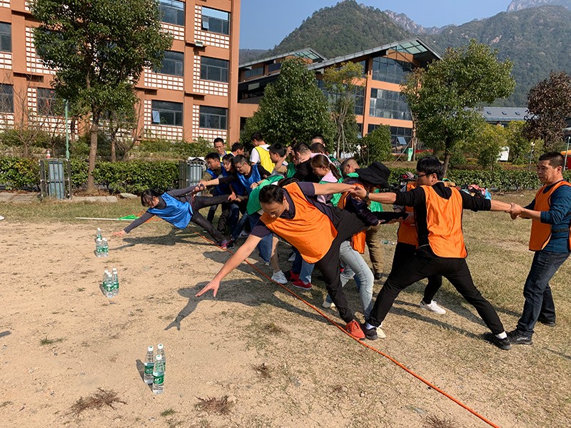 不忘初心、繼續(xù)前行、同心同行、勇攀高峰——屯溪城建投公司開(kāi)展“不忘初心、牢記使命”主題教育素質(zhì)拓展訓(xùn)練